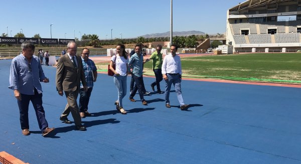 El Ayuntamiento invierte cerca de 600.000 euros en renovar el pavimento deportivo del Estadio de Atletismo