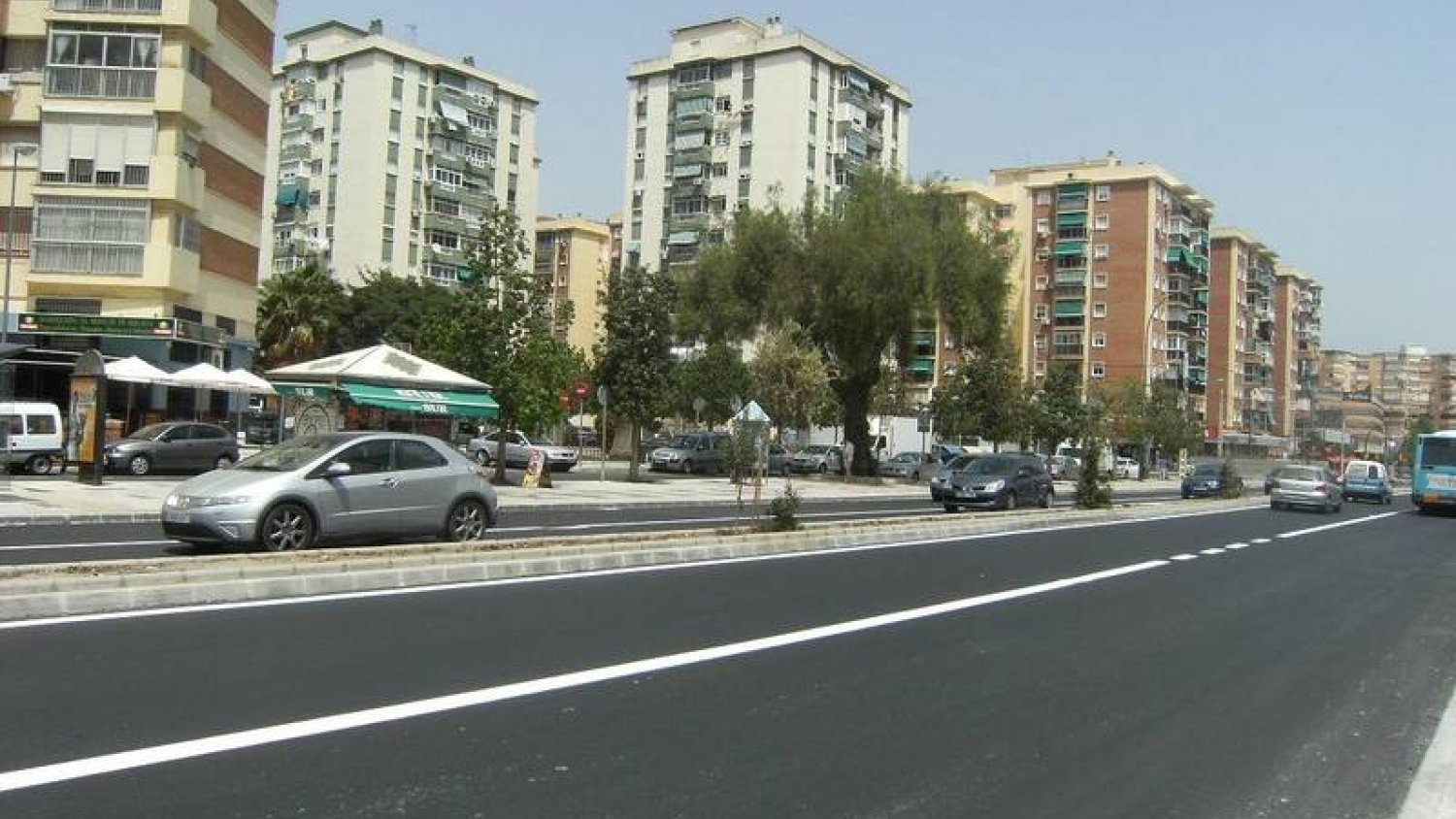 Rescatan a una niña de 5 años colgada de un octavo piso en la Carretera de Cádiz