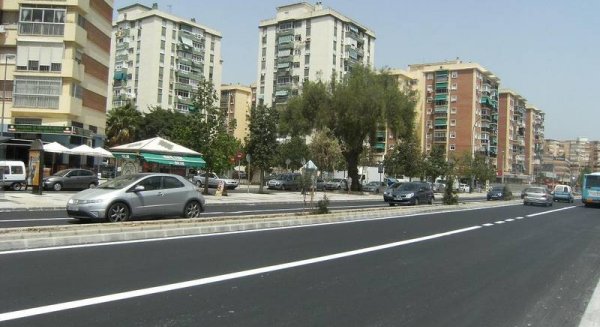 Rescatan a una niña de 5 años colgada de un octavo piso en la Carretera de Cádiz