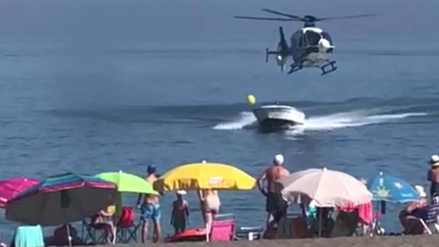 Una persecución entre un helicóptero de la Policía y una lancha pilla por sorpresa a los bañistas en Manilva