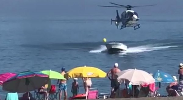 Una persecución entre un helicóptero de la Policía y una lancha pilla por sorpresa a los bañistas en Manilva