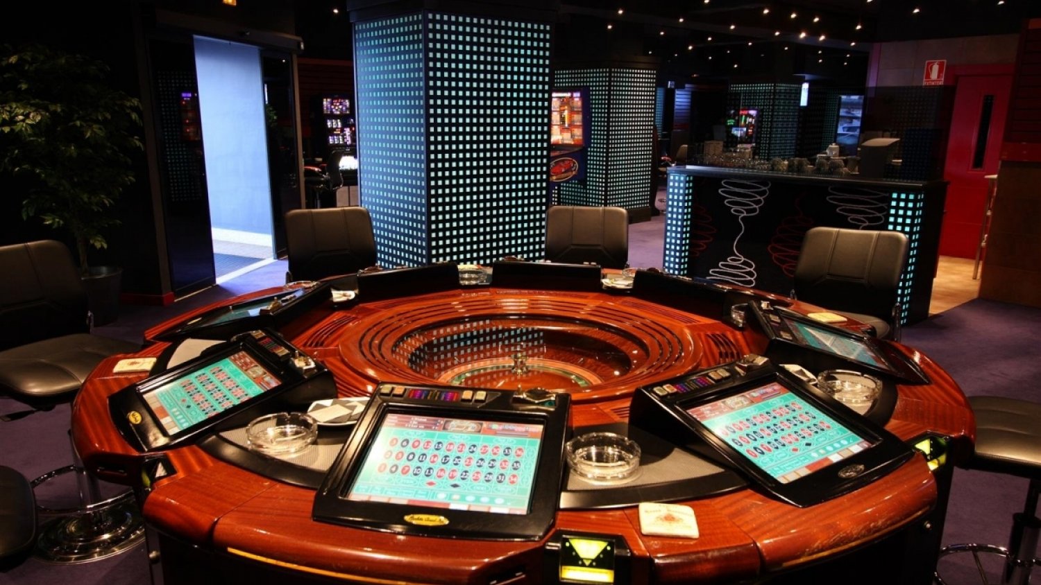 Dos detenidos por estafar 18.000 euros tras manipular una ruleta en un salón de juegos