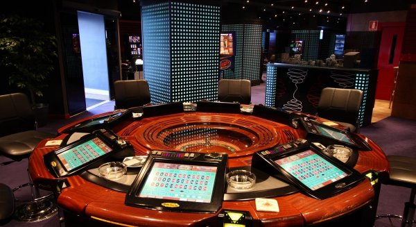 Dos detenidos por estafar 18.000 euros tras manipular una ruleta en un salón de juegos