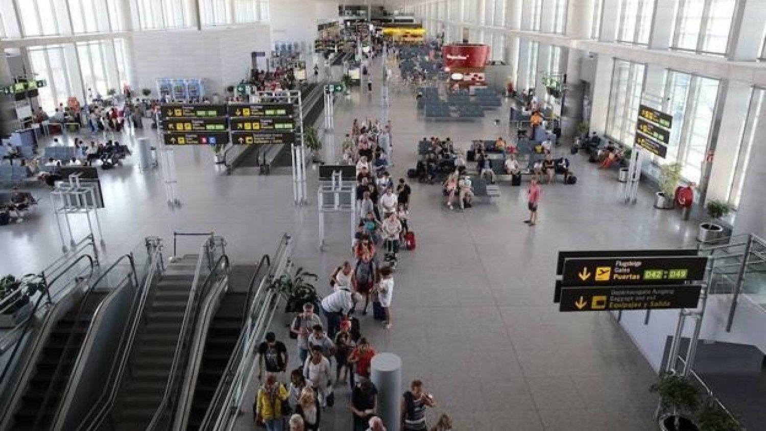Detienen a cuatro personas por robar 12.000 euros en varios hurtos en el aeropuerto de Málaga