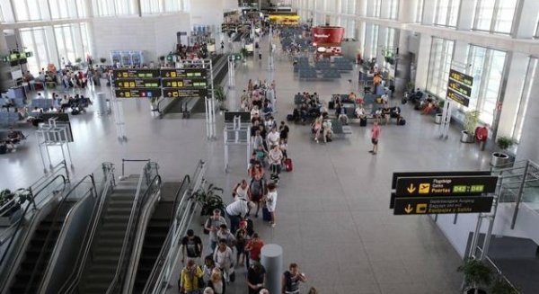 Detienen a cuatro personas por robar 12.000 euros en varios hurtos en el aeropuerto de Málaga