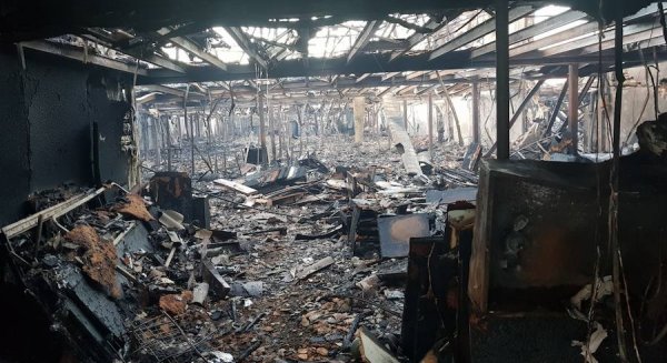 Un incendio calcina una nave de muebles en el Polígono El Viso