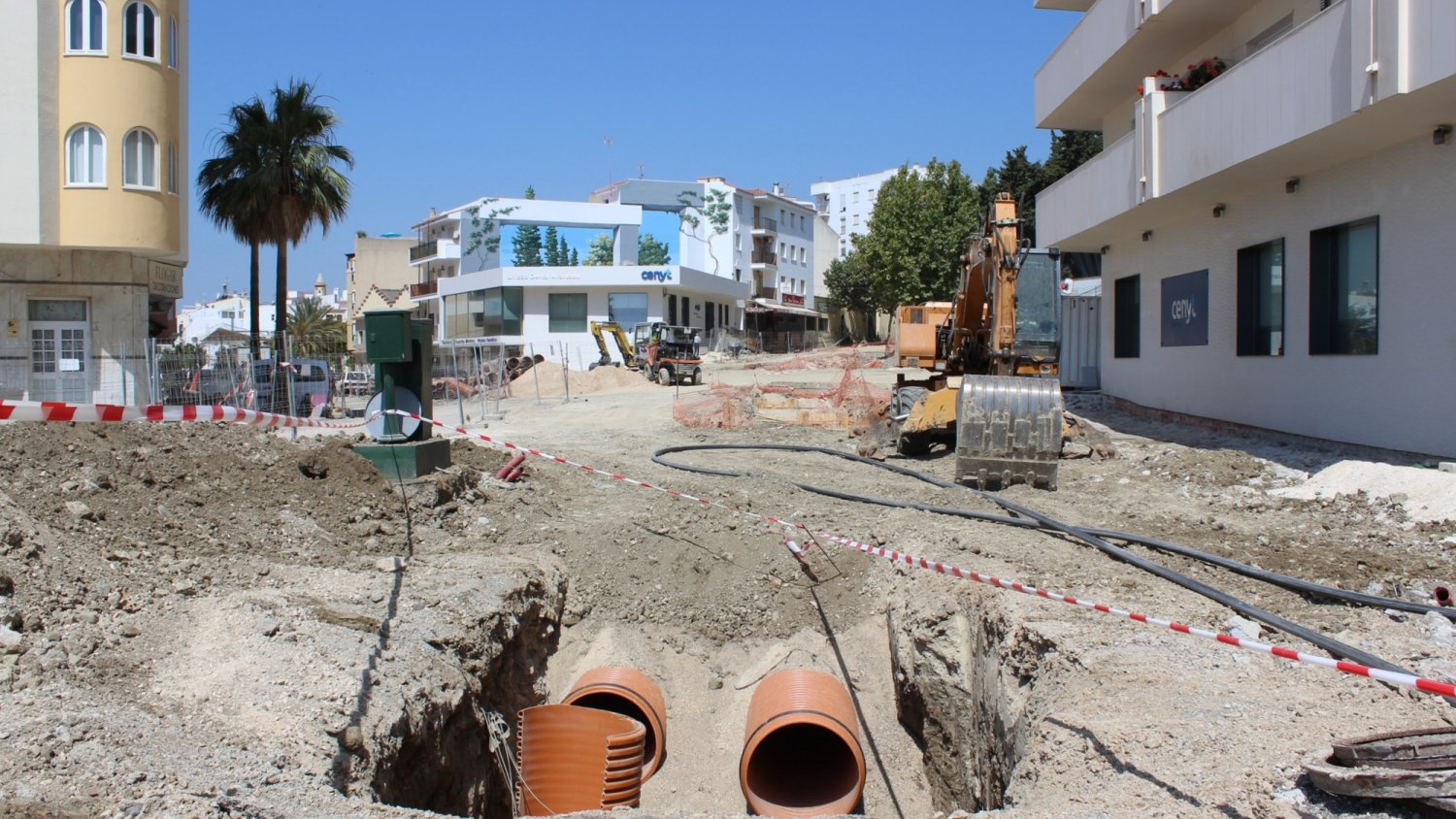 Estepona renueva y mejora la red de agua y alcantarillado en la céntrica avenida de Andalucía