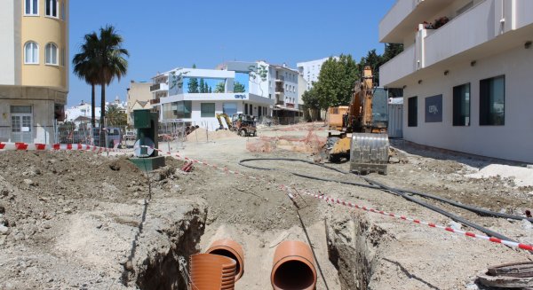 Estepona renueva y mejora la red de agua y alcantarillado en la céntrica avenida de Andalucía