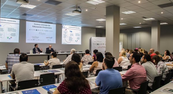 Unicaja ofrece a empresarios y emprendedores herramientas para el impulso de sus iniciativas de negocio
