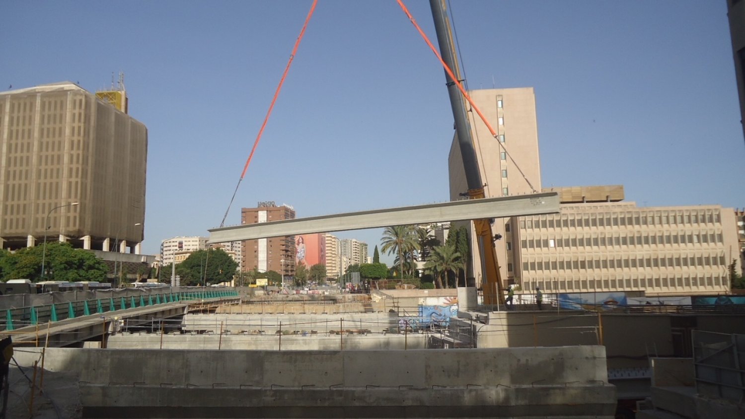 La Junta inicia la colocación de las vigas para reconstruir el Puente de Tetuán afectado por la obra del Metro de Málaga