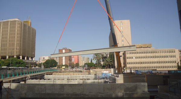La Junta inicia la colocación de las vigas para reconstruir el Puente de Tetuán afectado por la obra del Metro de Málaga