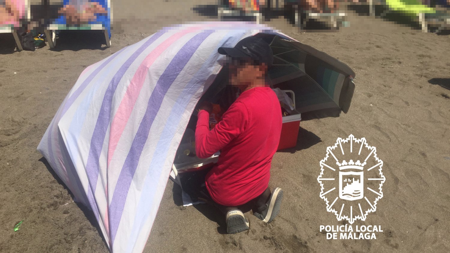 Denuncian a dos hombres tras sorprenderlos vendiendo cócteles en la playa