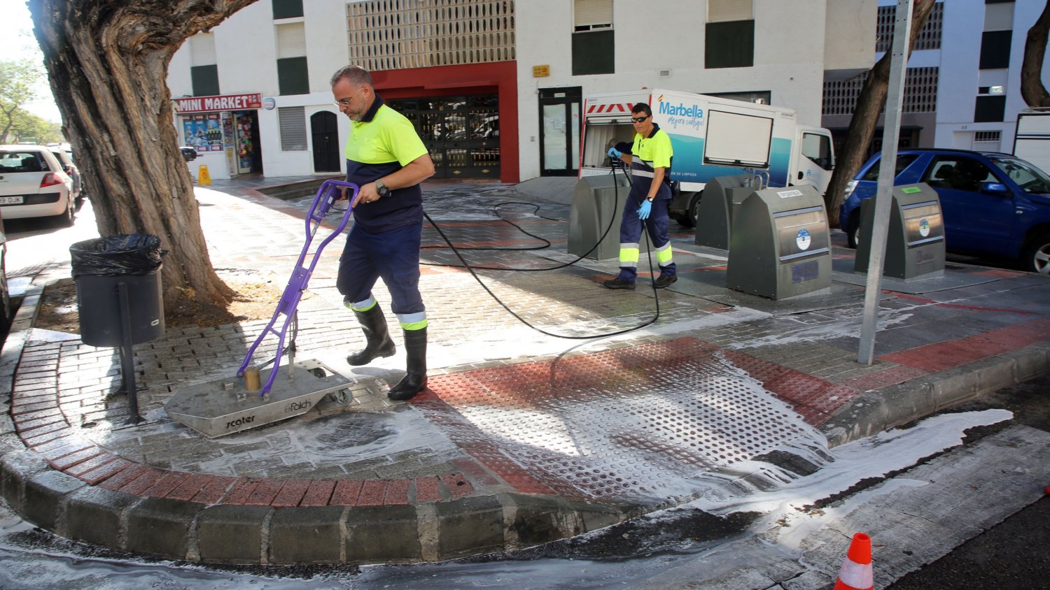 Casi 200 operarios trabajarán en el Plan Intensivo de Baldeo en los Barrios en Marbella