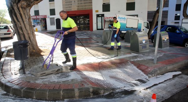 Casi 200 operarios trabajarán en el Plan Intensivo de Baldeo en los Barrios en Marbella