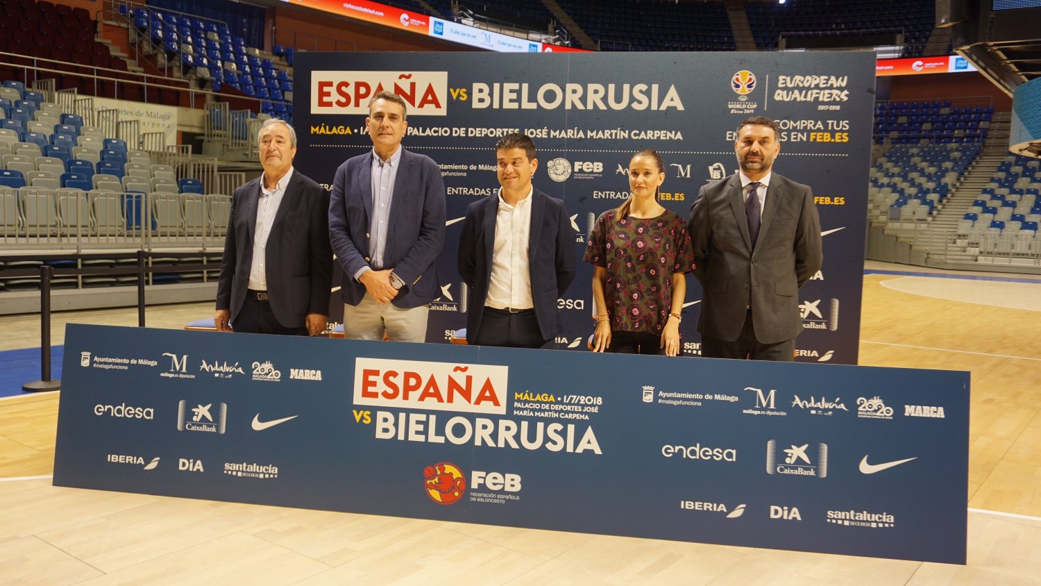 Málaga se tiñe de rojo para apoyar a la selección española de baloncesto en su camino hacia el Mundial
