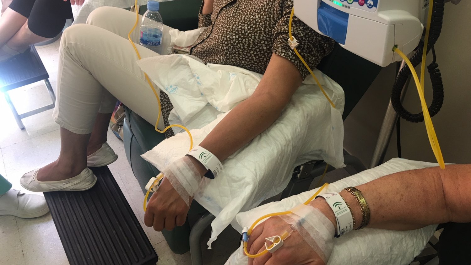 El Hospital Virgen de la Victoria implanta un sistema de identificación para pacientes oncológicos que reciben su tratamiento