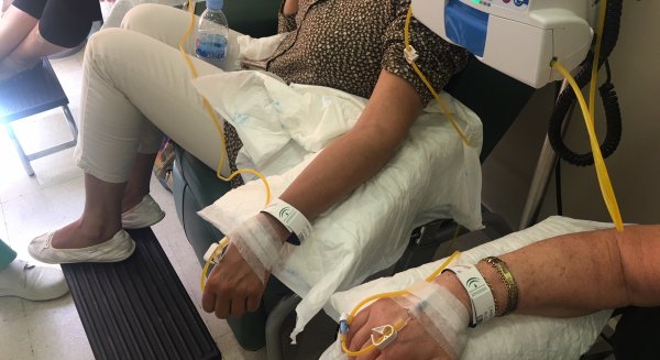 El Hospital Virgen de la Victoria implanta un sistema de identificación para pacientes oncológicos que reciben su tratamiento