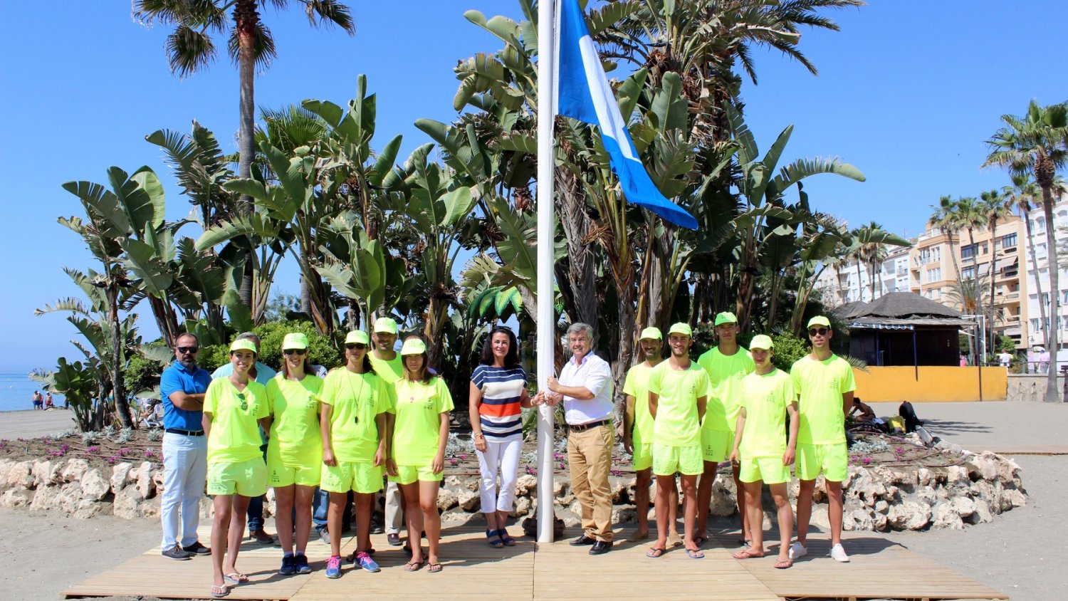 Estepona iza las cuatro banderas azules de sus playas que reconocen su gran calidad y conservación