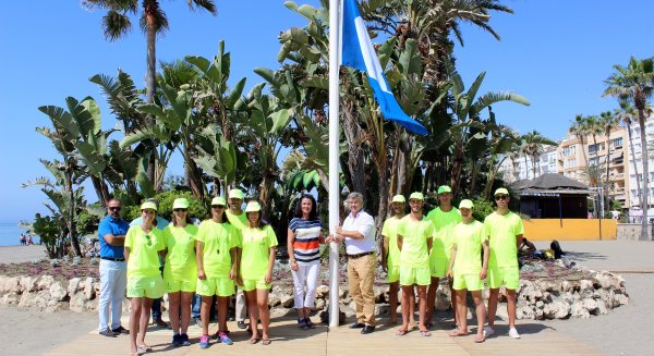 Estepona iza las cuatro banderas azules de sus playas que reconocen su gran calidad y conservación