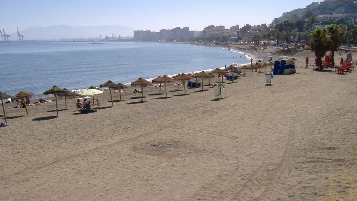 Limasa destinará a la limpieza de las playas en la madrugada del domingo con 188 operarios