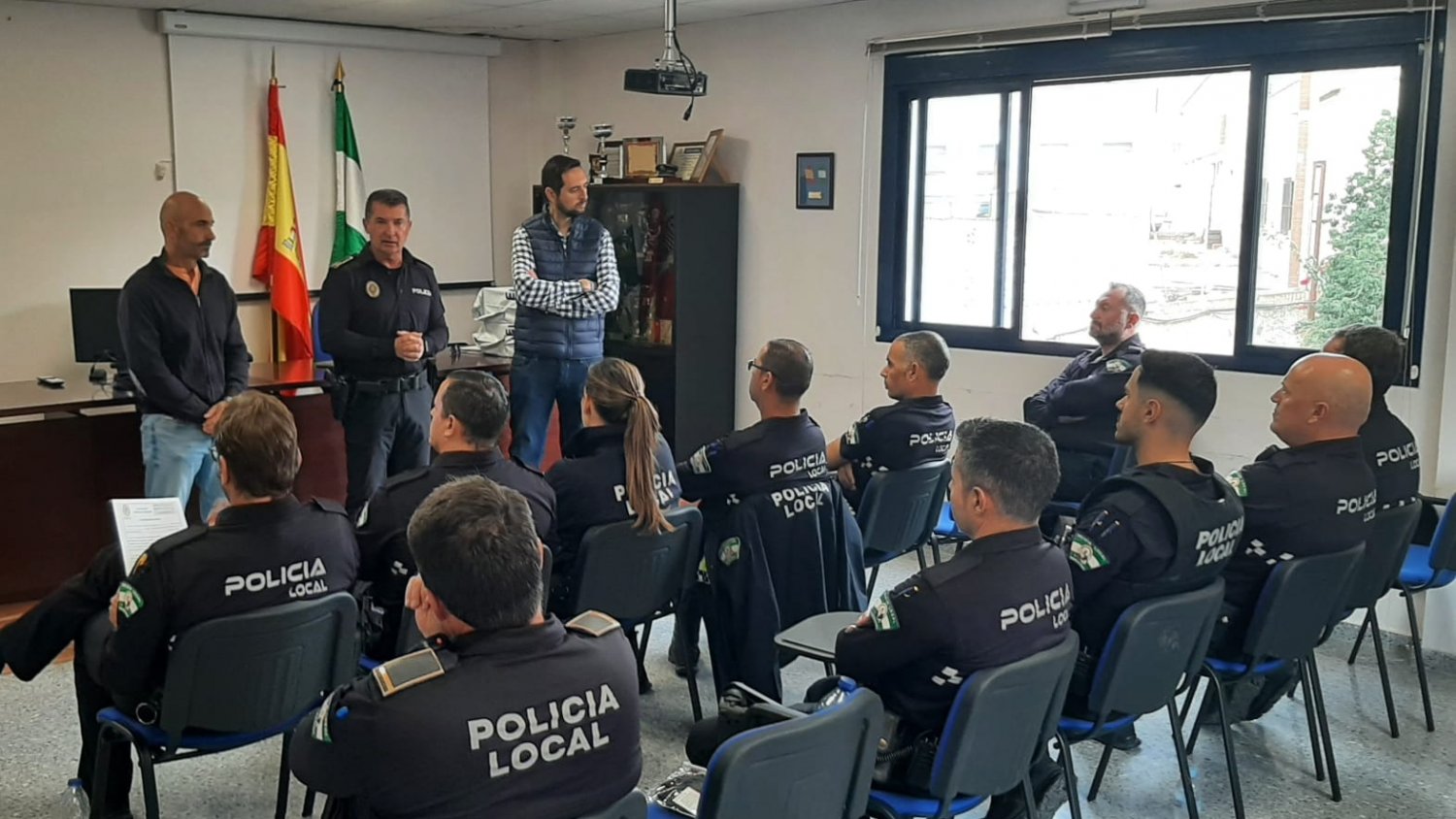 Rincón de la Victoria comenzará a sancionar a los dueños que no recojan los excrementos de sus mascotas