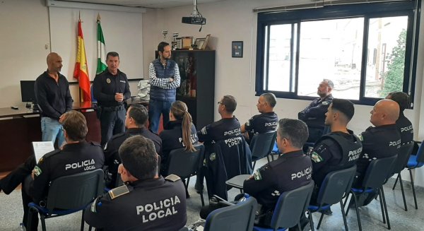 Rincón de la Victoria comenzará a sancionar a los dueños que no recojan los excrementos de sus mascotas