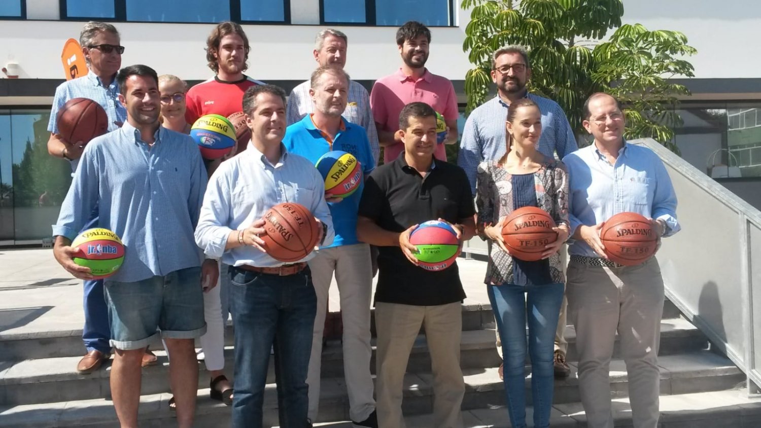 El Ayuntamiento entrega material deportivo a clubes de baloncesto del distrito Málaga Este