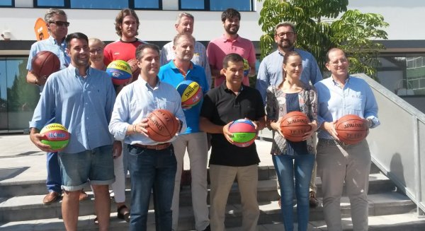 El Ayuntamiento entrega material deportivo a clubes de baloncesto del distrito Málaga Este