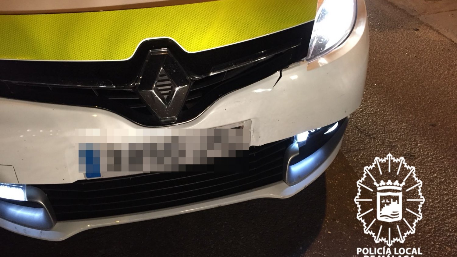 Detienen a un menor por conducir un coche ebrio y sin carné y tras chocar de frente contra una patrulla policial