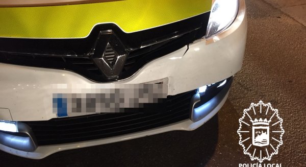 Detienen a un menor por conducir un coche ebrio y sin carné y tras chocar de frente contra una patrulla policial