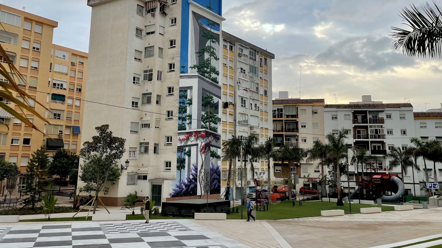Estepona refuerza el embellecimiento de la Plaza del Ajedrez con un mural dedicado al pinsapo de Sierra Bermeja