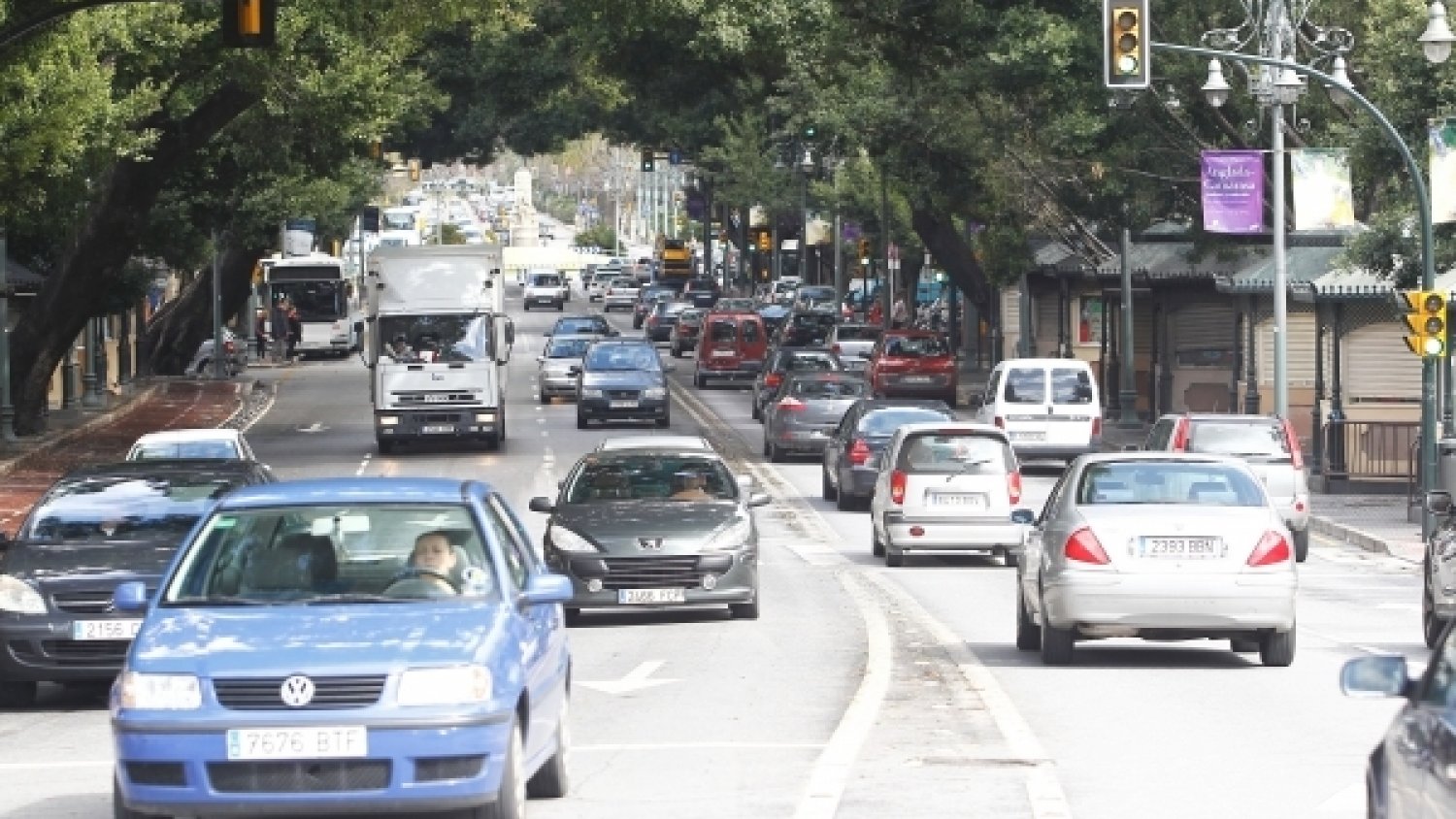 El centro de Málaga, colapsado de tráfico por el corte de la Alameda Principal