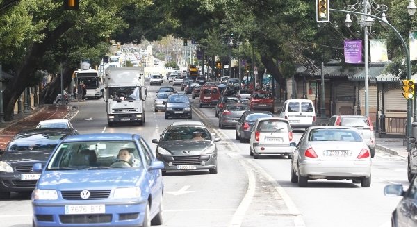 El centro de Málaga, colapsado de tráfico por el corte de la Alameda Principal