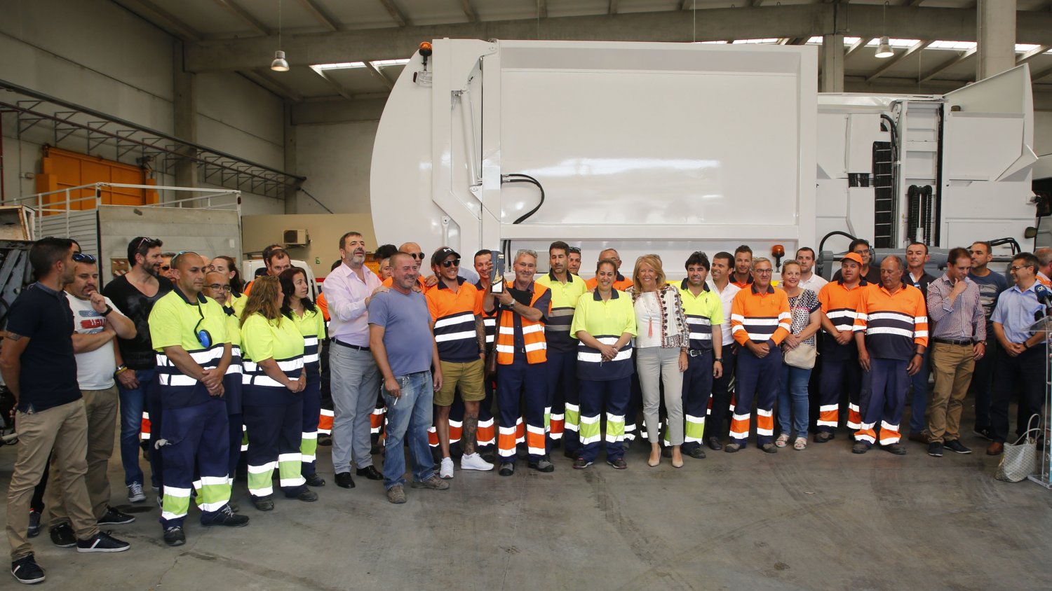 Ángeles Muñoz subraya “el esfuerzo de los trabajadores de Limpieza”, premiada con la ‘Escoba de Oro’