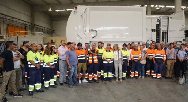 Ángeles Muñoz subraya “el esfuerzo de los trabajadores de Limpieza”, premiada con la ‘Escoba de Oro’