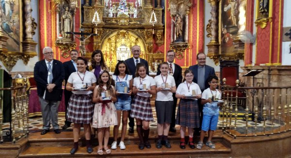 Francisco de la Torre premia el talento y la creatividasd de los niños con sus relatos y dibujos