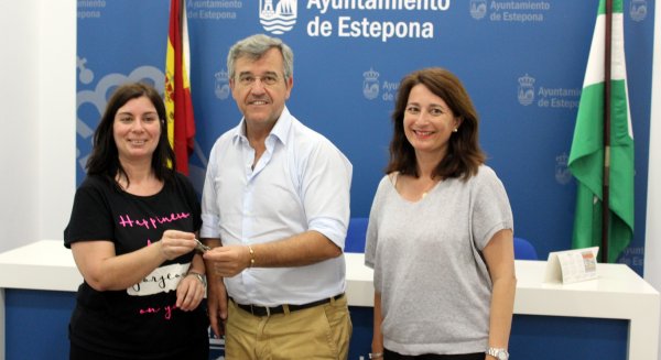 El Ayuntamiento cede un local a la asociación benéfica ‘Estepona Solidaria’