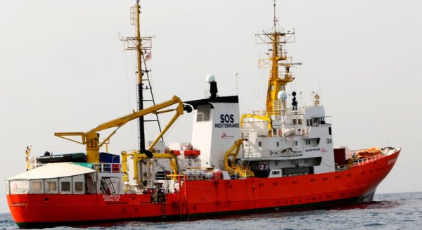 Málaga se ofrece para acoger a 30 refugiados del barco 'Aquarius'