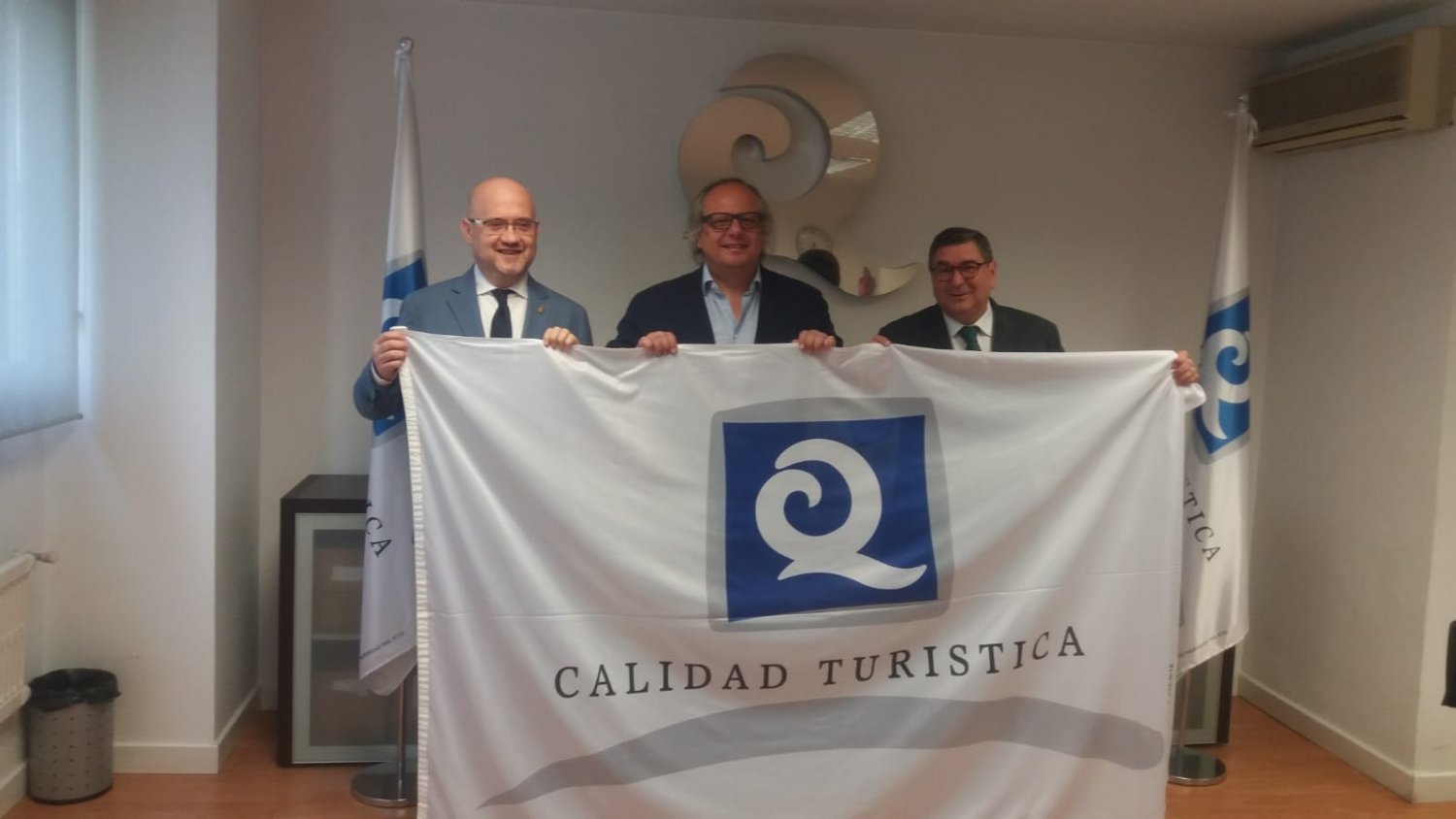 El ICTE entrega las banderas 'Q de Calidad Turística' a las playas de Benajarafe, Caleta y Torre del Mar
