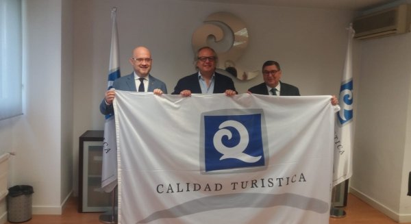 El ICTE entrega las banderas 'Q de Calidad Turística' a las playas de Benajarafe, Caleta y Torre del Mar