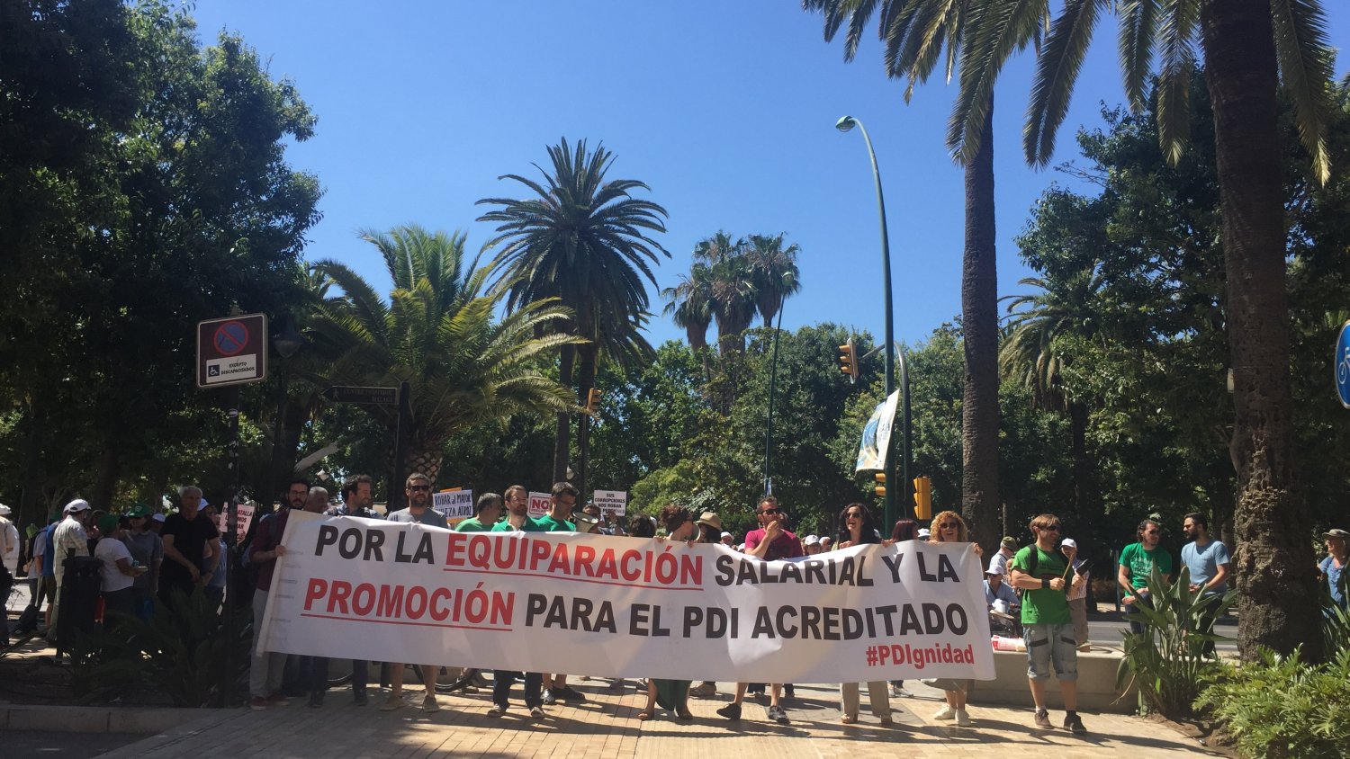Docentes interinos de la UMA vuelven a concentrarse en el Rectorado en defensa de su libertad