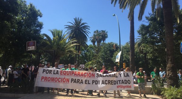 Docentes interinos de la UMA vuelven a concentrarse en el Rectorado en defensa de su libertad