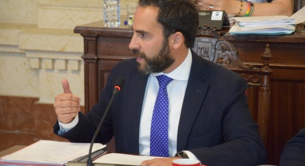 El PSOE logra en el Pleno el apoyo para modificar el nombre de la rotonda dedicada a Al Thani