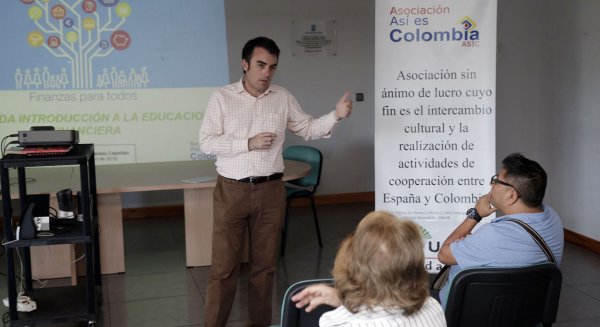 Unicaja acerca los principales productos de ahorro y préstamo a la asociación ‘Así es Colombia’