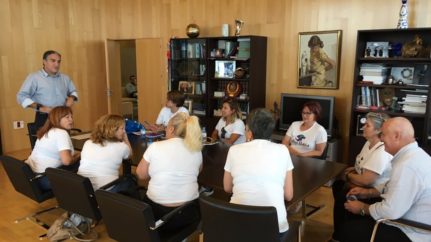Bendodo se reúne con las 'Kellys' para abordar la problemática laboral del sector