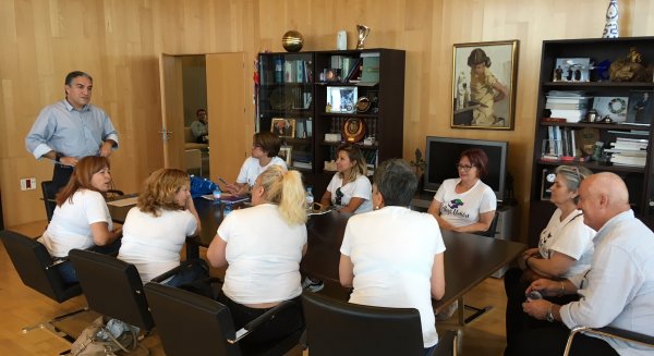 Bendodo se reúne con las 'Kellys' para abordar la problemática laboral del sector