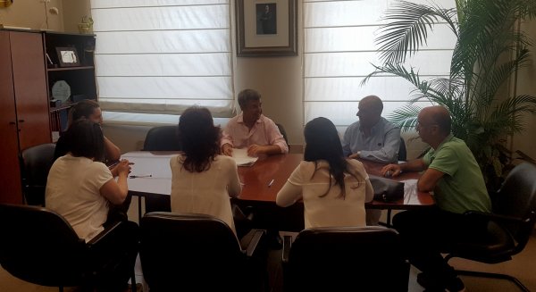 García Urbano firma los primeros contratos temporales del V Plan de Empleo Municipal, que está dotado con 500.000 euros