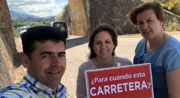 El PP reclama a la Junta con un 'estacazo' el arreglo urgente de la A-7204 en la Axarquía