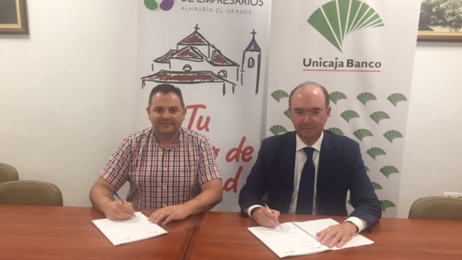 Unicaja Banco ofrece servicios financieros a los más de 150 profesionales de la Asociación de Empresarios de Alhaurín el Grande