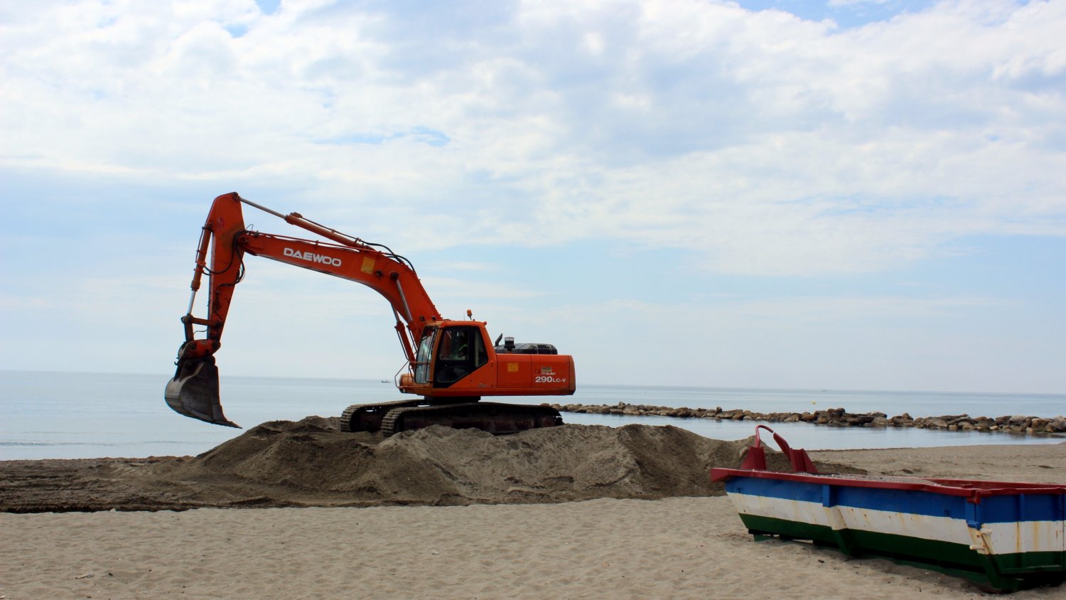 Estepona pone a punto las playas para el verano con aportes de arena y obras de mejora